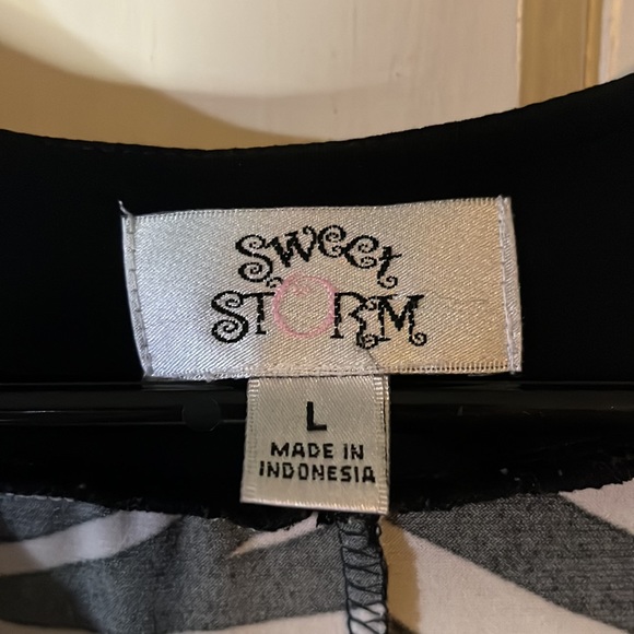 Sweet Storm Dress - Picture 2 of 3